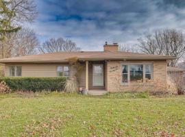 Hotel Photo: Cozy Lisle Home with Fenced Backyard Pets Welcome!