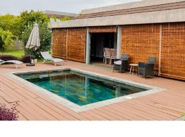 รูปภาพของโรงแรม: Grand Bay Luxury Villa with Pool & Garden