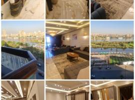 A picture of the hotel: شقة فندقيه مطله على النيل البحر الاعظم الجيزه 3 غرف نوم 3 حمامات 1 صاله 13م 1 مطبخ متكامل برج دلمون Appartment with the Nile view 3 bedrooms 3 Toilets 1 complete Kitchen 1bigHall 13 5 m