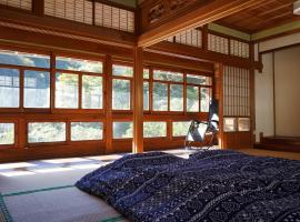 TOSAYAMA BASE 清流沿いの里山　古民家貸切　高知市街地より車で約20分, hotel v destinaci Koči