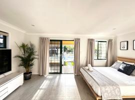 A picture of the hotel: Luxury private room staying in Westlake QLD 4074