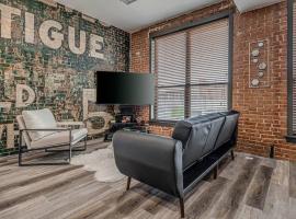 Hotel Foto: Deluxe Studio in Historic Downtown Building!