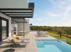 Ξενοδοχείο φωτογραφία: Modern Villa Noble with outdoor and indoor pool