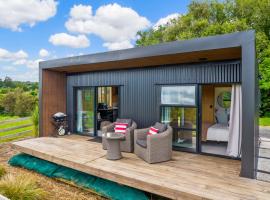 รูปภาพของโรงแรม: Kūkū Kabin - Waimate North Eco Holiday Cabin