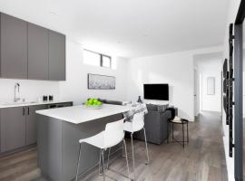 Hotel Photo: Designer 2 Bdr Garden Suite - Arbutus, Kits & UBC