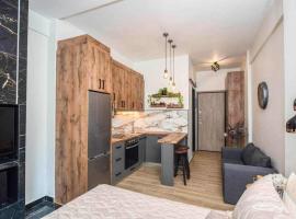 Condo next to metro st Athens!, hotel v Aténách