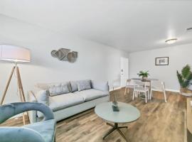 Хотел снимка: Bright and Designed 1BR With Parking Near Stores