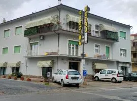Hotel Il Boschetto، فندق في بستويا