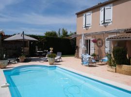 Hotel Photo: pleasant home with private pool and pool house - close to aix en provence, accommodates 4 people.