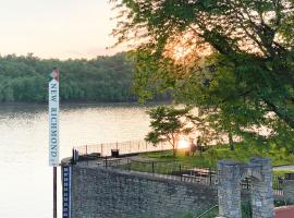 होटल की एक तस्वीर: Historic New Richmond Ohio Riverfront Hotel