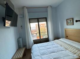 Hostal agripino y Restaurante asiático, Hotel in Mora