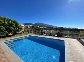 A picture of the hotel: El Mirador de El Paso - Vistas y piscina