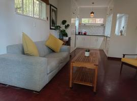 Hotel Photo: Suburban forest garden apartment