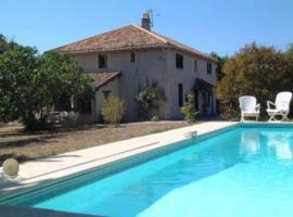 Hotel foto: Gîte La Chênaie, maison ancienne pour 13 personnes- Clévacances 3 clés