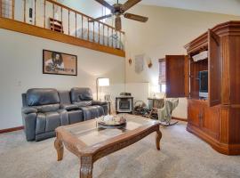 호텔 사진: Tahlequah Duplex with Screened-in Porch and Fire Pit!