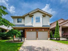 Hotel foto: High-Ceiling Home and Relaxing Patio in Waterloo