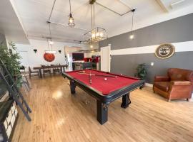 Hotel foto: Luxury 5-Bed + Pool Table: 5 Min from Jarry Metro