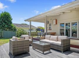 होटल की एक तस्वीर: Sunlit Retreat - Te Horo Beach Holiday Home