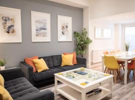 호텔 사진: 8 Bed, comfortably sleeps 10, 3 Bath house, 5 Mins Manchester Centre