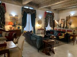 Fotos de Hotel: Appartement de luxe : Le Petit Trianon au coeur d'Aix-en-Provence