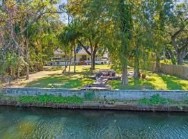 호텔 사진: Hideout on the Hillsborough is a Gorgeous Renovated 3BR Pet Friendly Home on the Hillsborough River located in the North End of Seminole Heights