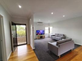 Hotel foto: Cheerful 3-bedroom home, walking distance to shops