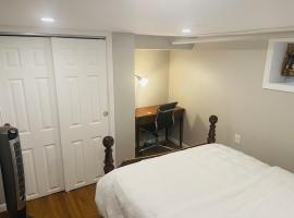 Foto di Hotel: Luxury Basement Apt