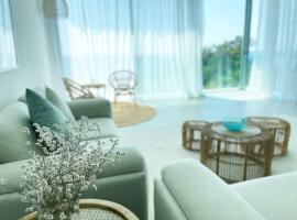 Hotel fotoğraf: Amchit Bay Beach Residences 3BR w Indoor Jacuzzi
