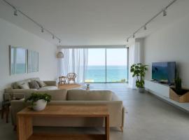 Hotel foto: Amchit Bay Beach Residences 3BR Rooftop w Jacuzzi