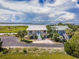 Seaside Bungalow With Million Dollar Views, hotel in Harbor Island