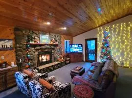 Four Seasons Getaway-Private Hot Spa with Pine Tree Views-Walk to Village and Pineknot Trailhead-Plus King Bed!