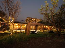 호텔 사진: StayVista's Orange Theory - Pet-Friendly Villa with Outdoor Pool, Lawn featuring a Gazebo