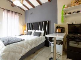 Hotel kuvat: Relax in Nature Cottage Close to OR Tambo International Airport