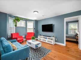 รูปภาพของโรงแรม: Colorful, Comfy & Modern - Close to NYC - Parking!