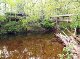 Hotel Photo: Hidden Vintage Waterfront Eco Cabin on a Creek in Private Nature Sanctuary