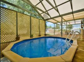 Hotel Photo: Wanderlust ** Pet Friendly 3 Bedroom Home With a Pool