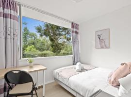 מלון צילום: Cozy Double Room in Pymble Sleeps 2