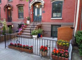 Hotel fotoğraf: Historic 1869 Brownstone 15 min to NYC downtown