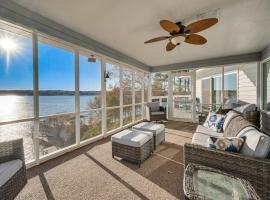 Hotel foto: Lakefront Mt Gilead Home with Large Dock and Decks!