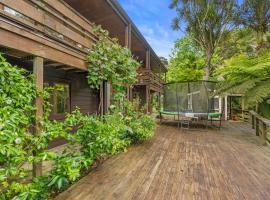A picture of the hotel: Treetop Sanctuary - Titirangi Holiday Home