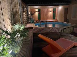 Fotos de Hotel: Maison de charme avec piscine, 4 chambres.