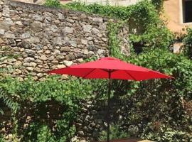 รูปภาพของโรงแรม: Maison&jardin charmant&typique au cœur du Conflent