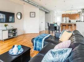 A picture of the hotel: Spacious 2 Bedroom Loft in Sought After Leslieville
