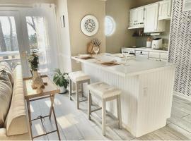 Luxury Villa- 3 mins to Mohegan- Fully Stocked with Fireplace- Jacuzzi, Saltwater Pools, Sauna, hotel v destinaci Norwich