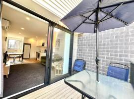 Hotel Photo: Immaculate - 2 Bedroom Townhouse close to the train station