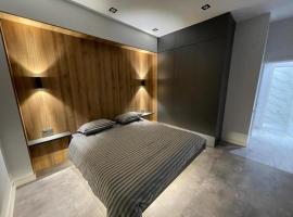 A picture of the hotel: Comfy modern apartment in the citycenter