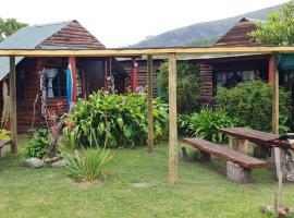Tsitsikamma Wolf Sanctuary ECO Cabins & Teepees, hotel v destinaci Stormsriviermond