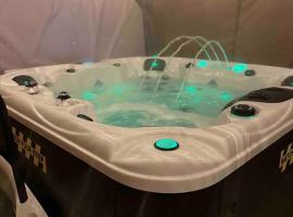 Hotelfotos: Downtown ADULTS ONLY Luxury Getaway with Hot Tub -NO PARTIES