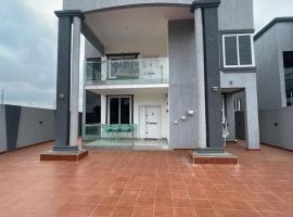 Elegant and Cosy Four Bedroom Home in Accra, hotel v destinaci Accra