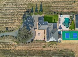A picture of the hotel: Luxury 4 Acre Estate - Pickleball, Pool, Hot Tub!